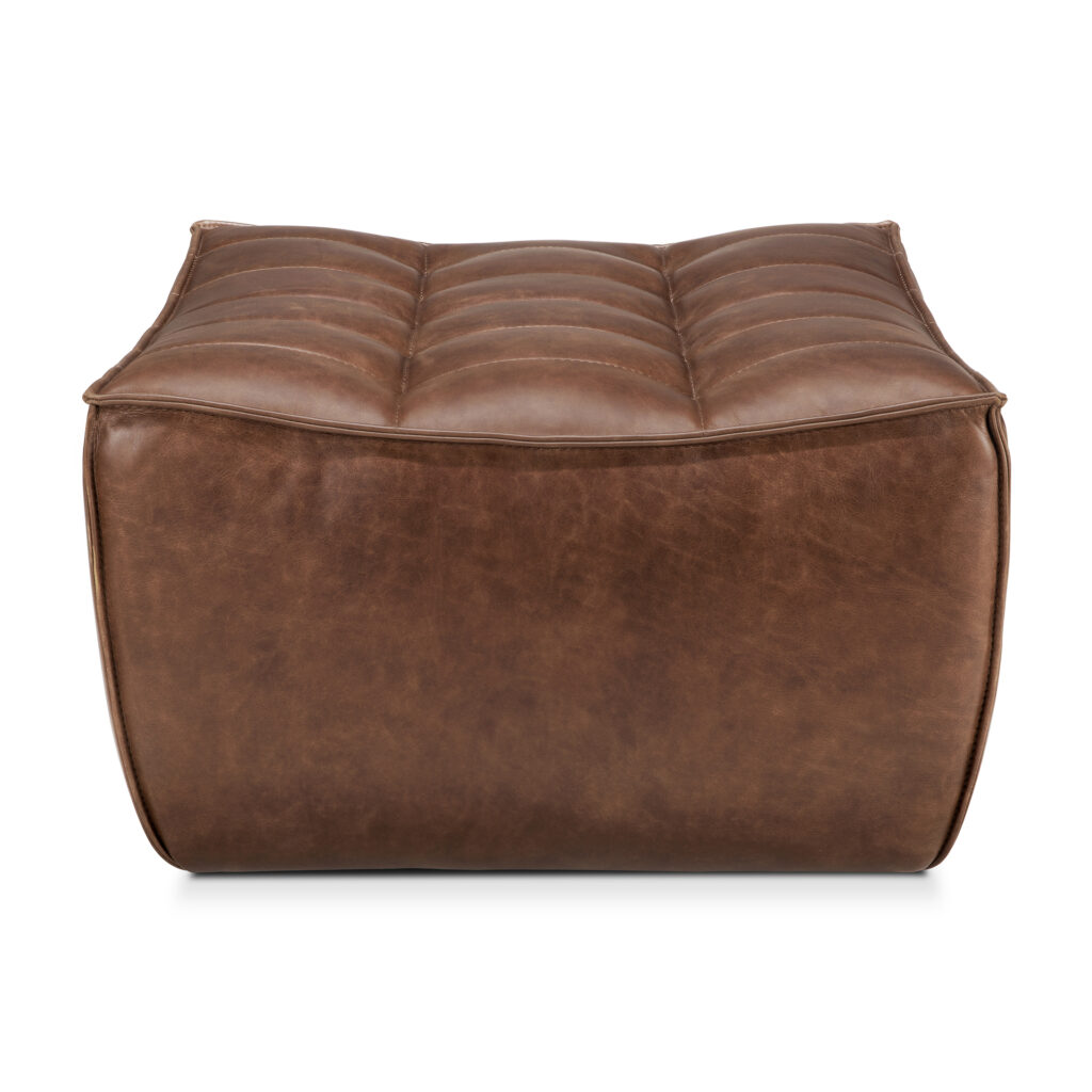 Pouf repose-pieds en cuir marron avec dessus touffeté et coutures apparentes, vu de face sur fond blanc.