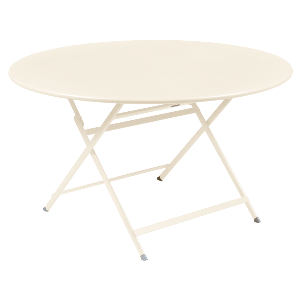 Une table ronde pliante Caractère beige latte avec des pieds en métal et une surface lisse de couleur crème, présentée sur un fond blanc uni.