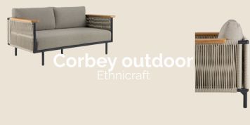 Le canapé d'extérieur Corbey d'Ethnicraft, avec sa structure en métal, ses accoudoirs en bois et ses coussins neutres, est présenté sous des angles latéraux et frontaux sur un fond beige - un design quatuor élégant idéal pour les événements de déstockage.