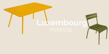 Illustration d'une table rectangulaire jaune et d'une chaise à lattes verte de la collection quatuor design, avec le texte "Luxembourg FERMOB" sur fond beige. Idéal pour les promotions de déstockage.