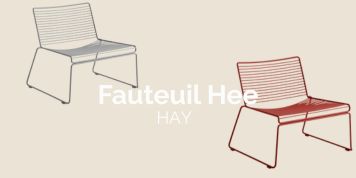 Deux chaises longues en fil de fer sont représentées ; l'une est soulignée en gris et l'autre en rouge, reflétant le design quatuor. Le texte "Fauteuil Hee HAY" est centré entre les chaises.