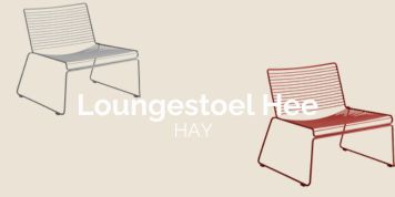 Deux chaises longues en fil de fer, l'une grise et l'autre rouge, sur un fond beige avec le texte "Loungestoel Hee HAY" en surimpression - parfait pour le stockverkoop.