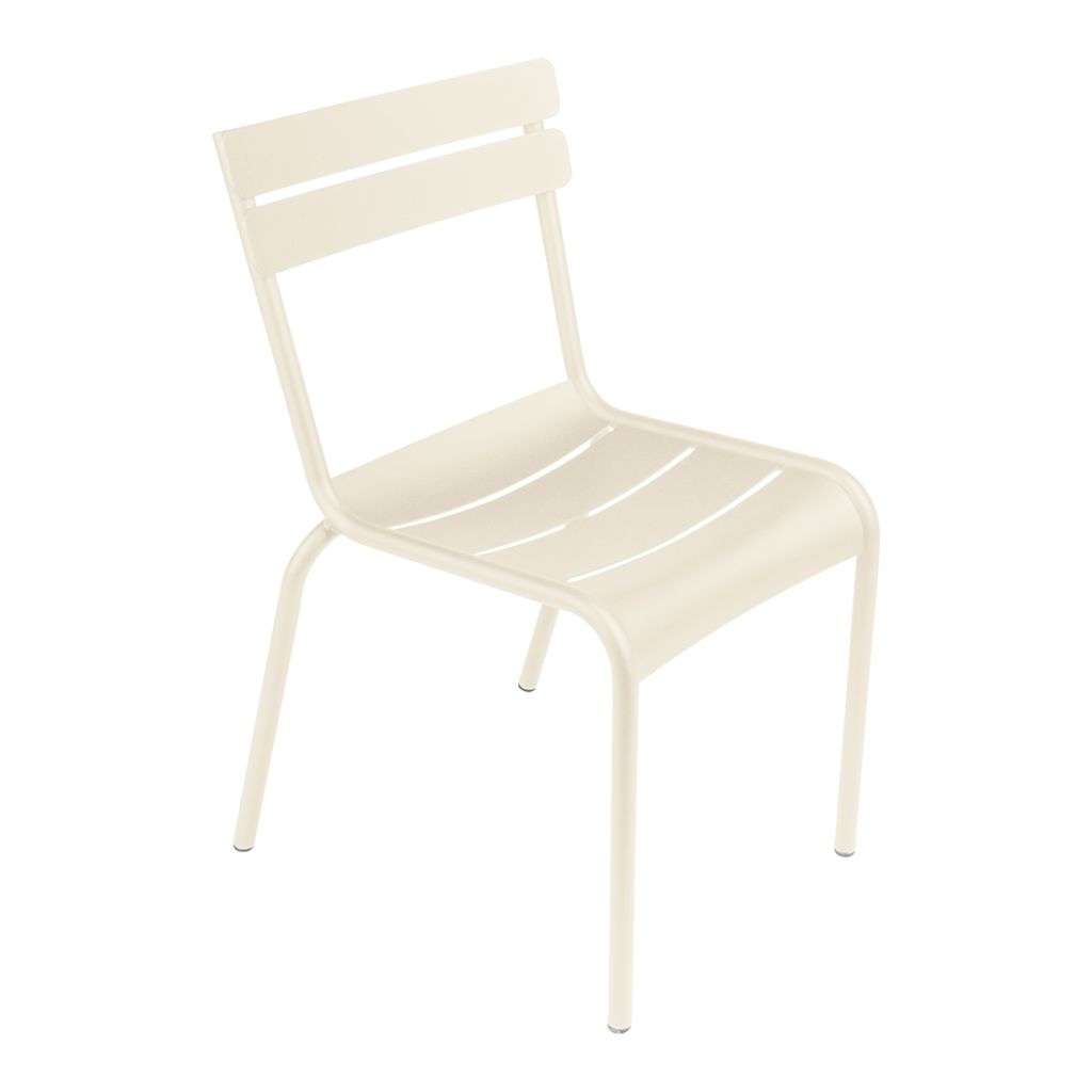 Chaise d'extérieur luxembourgeoise Beige Latte Chaise avec dossier à lattes et assise légèrement incurvée, présentée sur un fond blanc uni.