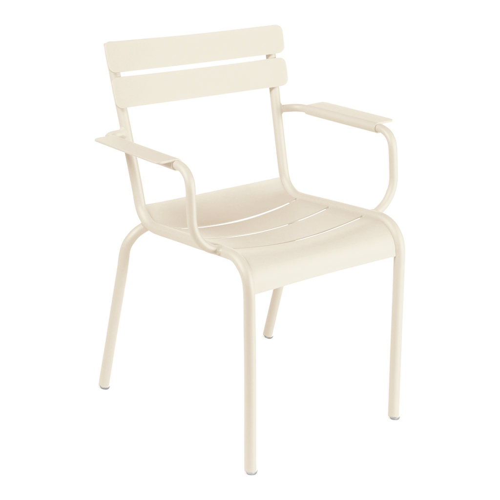 Chaise Fauteuil Luxembourg Beige Latte avec accoudoirs, assise et dossier à lattes, présentée sur un fond blanc uni.