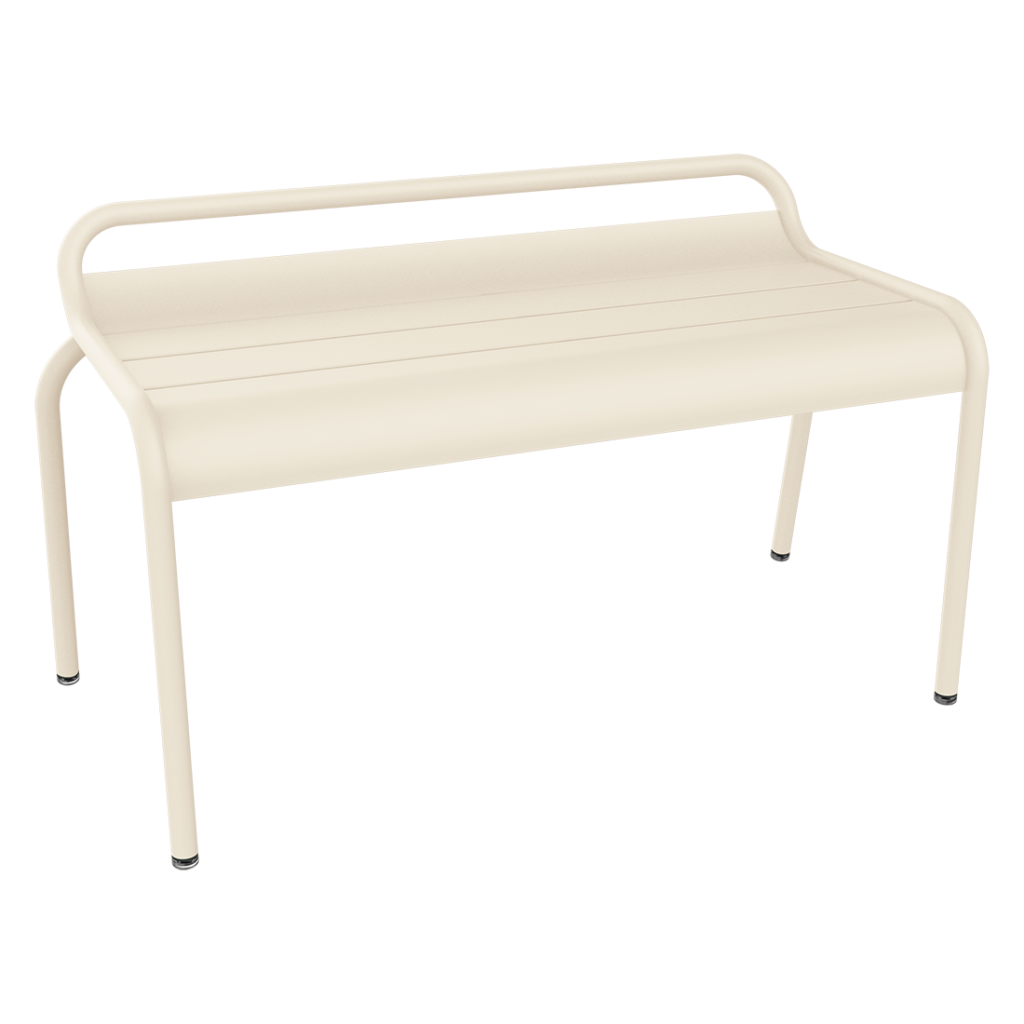 Banc en métal beige latté avec dossier incurvé et quatre pieds droits, inspiré du style luxembourgeois, photographié sur fond blanc. Ce banc au design compact s'intègre parfaitement dans les espaces modernes.
