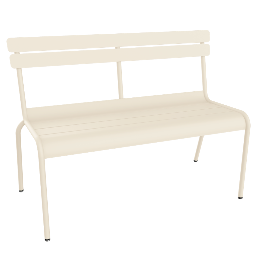 Simple Banc luxembourgeois avec dossier en Beige Latte, ce banc en métal léger avec dossier et quatre pieds est photographié sur un fond blanc uni.