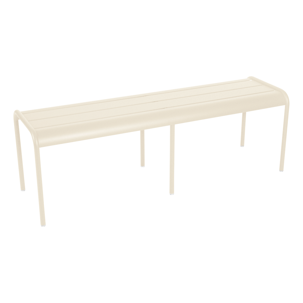 Banc luxembourgeois minimaliste en Beige Latte, avec quatre pieds droits et une assise à lattes, photographié sur un fond blanc uni.