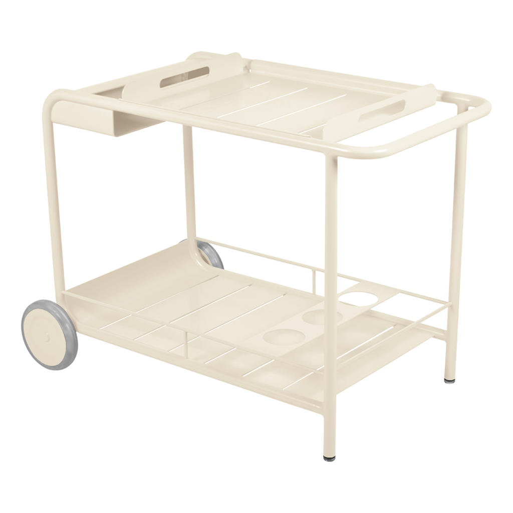 Le chariot de bar luxembourgeois Beige Latte Desserte, de couleur crème, comporte deux étagères, deux grandes roues sur un côté et des porte-bouteilles sur l'étagère inférieure, le tout sur fond blanc.