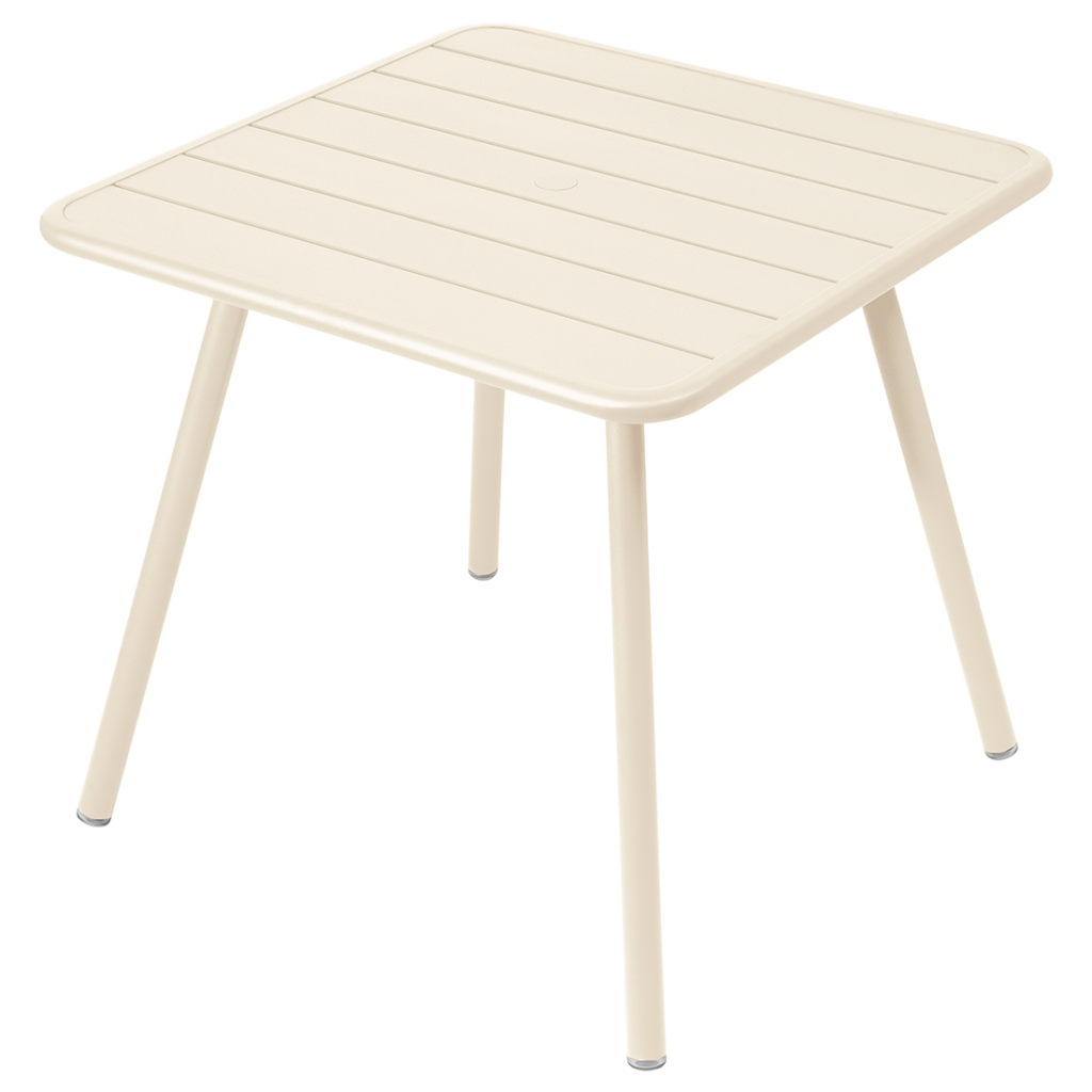 Une table carrée Luxembourg en Beige Latte, dotée de 4 pieds inclinés vers l'extérieur et d'un plateau à lattes, se détache élégamment sur un fond blanc.