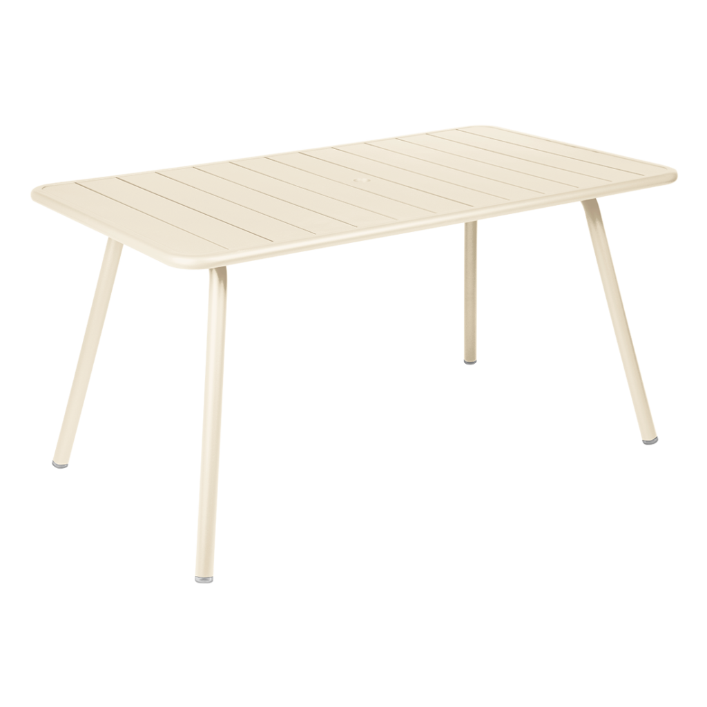 Table Luxembourg rectangulaire en Beige Latte, avec un plateau à lattes et quatre pieds angulaires, présentée sur un fond blanc.