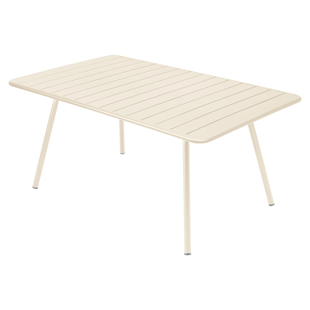 Table luxembourgeoise beige à quatre pieds angulaires et plateau à lattes (165 x 100 cm), de forme rectangulaire, sur fond blanc uni.