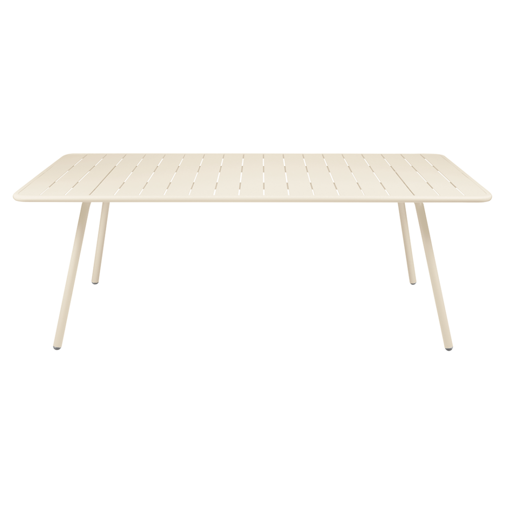 Table Luxembourg rectangulaire en Beige Latte, avec un plateau à lattes de couleur crème et quatre pieds angulaires, sur un fond blanc uni.