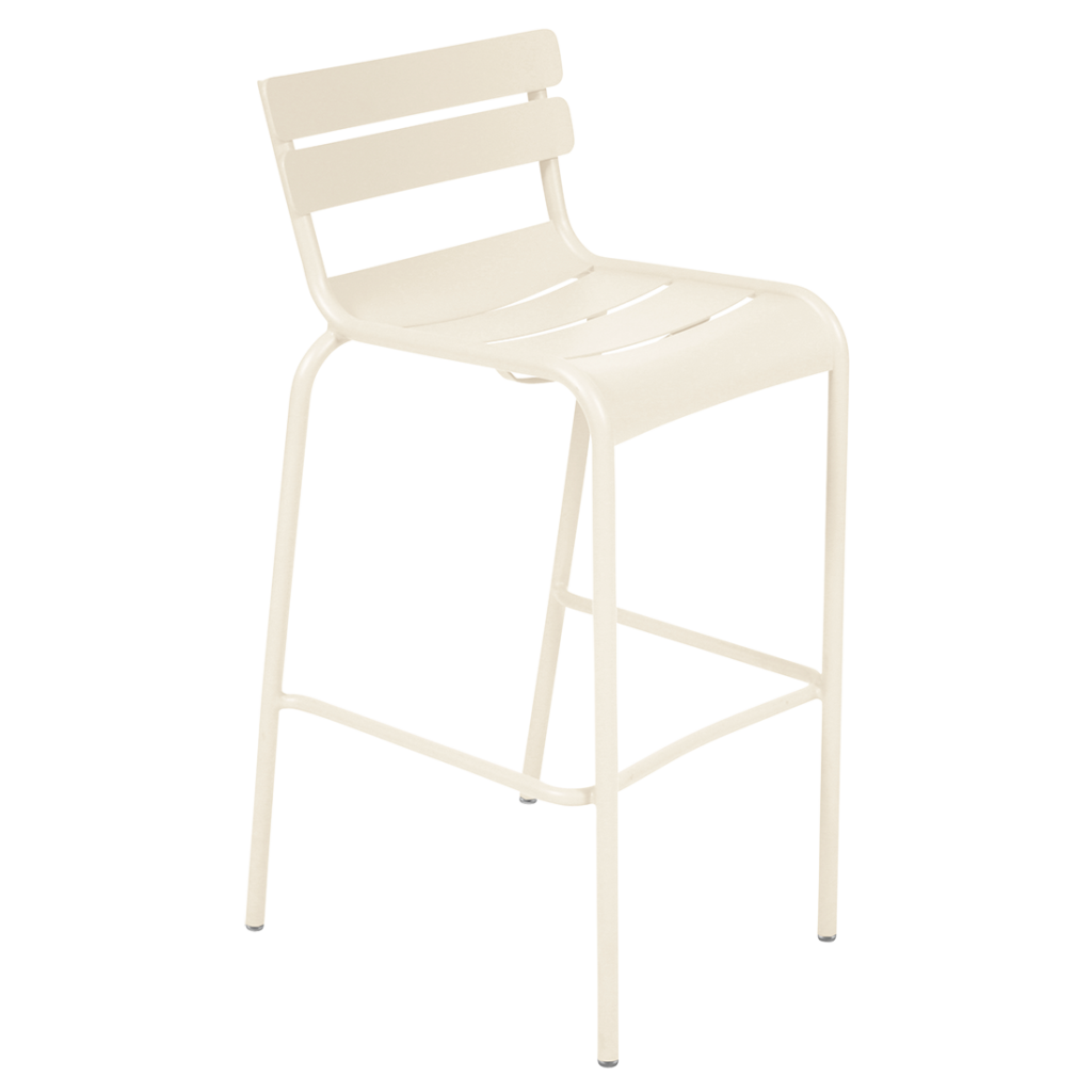 Un tabouret de bar chaise haute luxembourgeois de couleur crème avec un dossier à lattes, un repose-pieds et quatre pieds est présenté sur un fond blanc uni.
