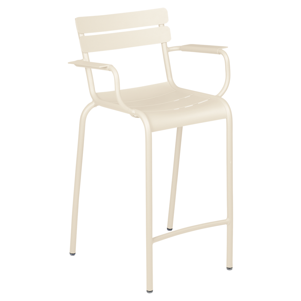 Tabouret de bar en métal de couleur crème avec accoudoirs, dossier en lattes et quatre pieds arrondis, rappelant le design épuré de Bridge haut Luxembourg, photographié sur un fond blanc uni.