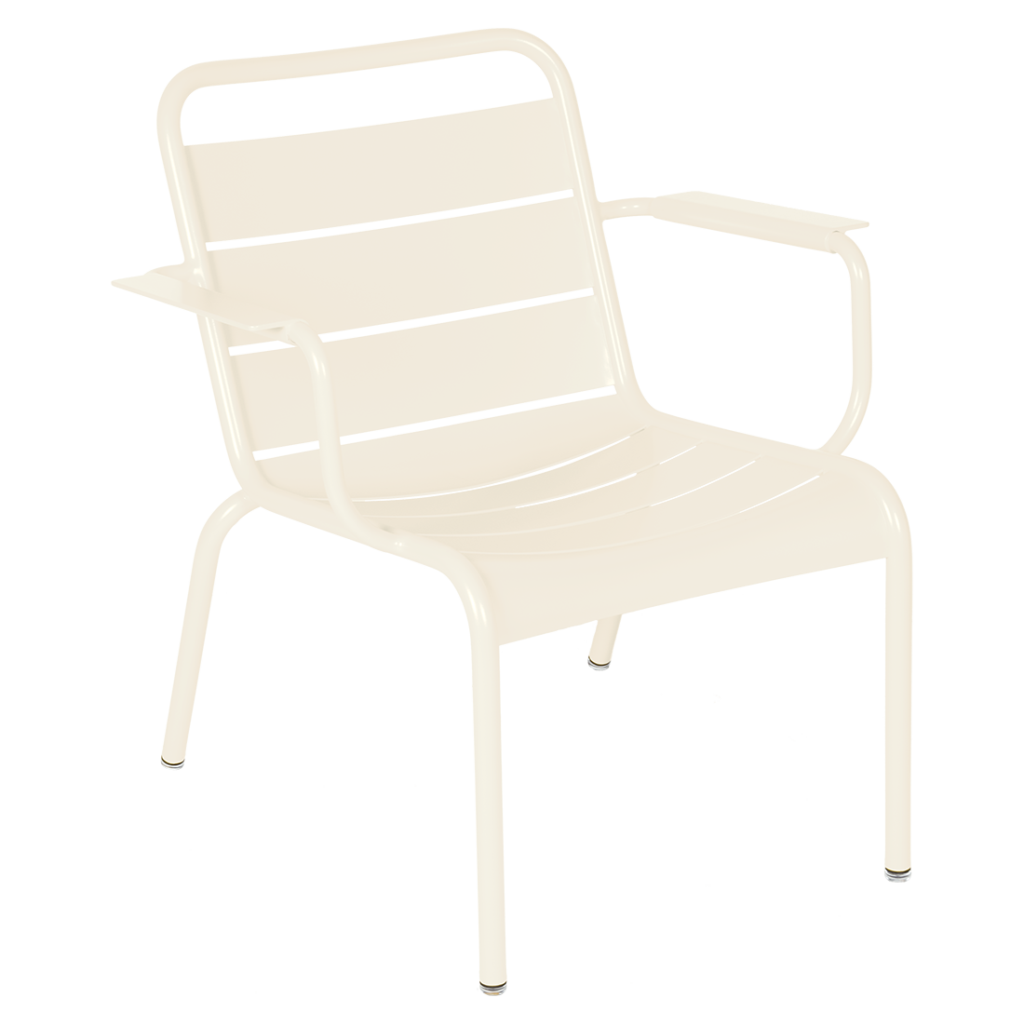 Ce fauteuil d'extérieur en métal blanc est doté d'accoudoirs, d'un dossier à lattes et de quatre pieds droits, le tout sur un fond uni.