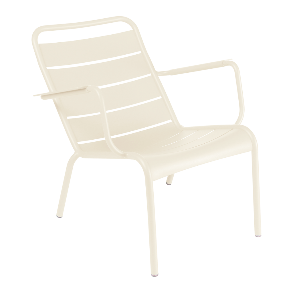 Une chaise de salon Luxembourg fauteuil bas en métal Beige Latte avec des lattes horizontales, des accoudoirs et un design minimaliste est présentée sur un fond blanc.