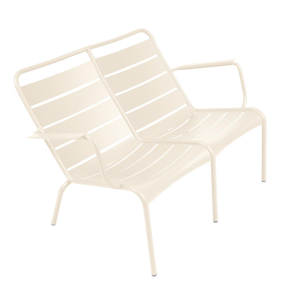 Une banquette luxembourgeoise à deux places en métal de couleur crème Beige Latte, avec assise et dossier à lattes et accoudoirs de chaque côté, se détache sur un fond blanc uni.