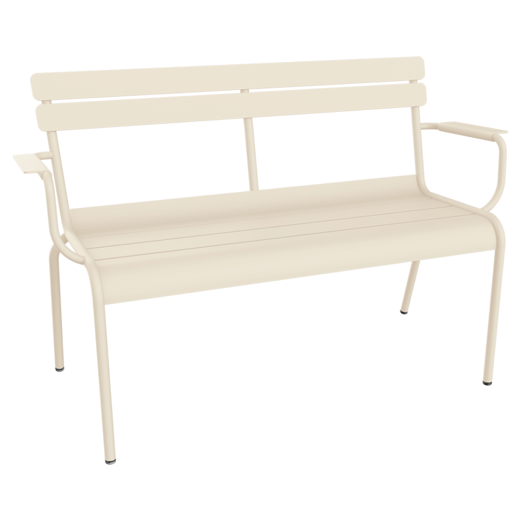 Banc en métal luxembourgeois beige clair avec dossier à lattes, accoudoirs et quatre pieds droits, présenté sur un fond blanc uni.