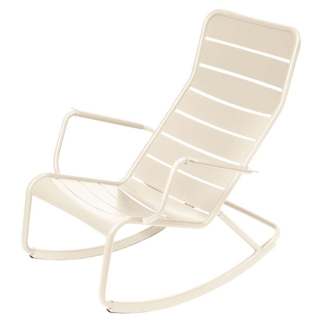 Fauteuil à bascule luxembourgeois de couleur ivoire avec assise et dossier à lattes, doté d'accoudoirs et d'un design minimaliste et moderne rappelant la teinte beige latte.