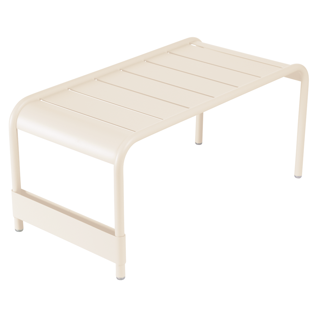 Banc en métal de couleur beige latte, avec une assise à lattes et quatre pieds, aux angles arrondis et au design minimaliste, rappelant la Table basse Luxembourg, sur fond blanc.