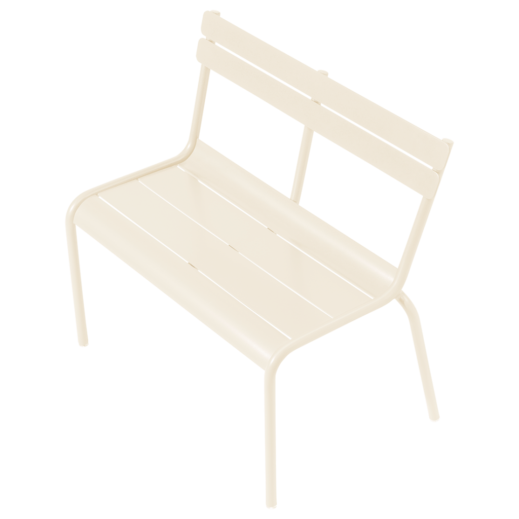 Banc luxembourgeois en métal beige clair latté, avec une assise et un dossier à lattes, présenté sur un fond blanc uni.