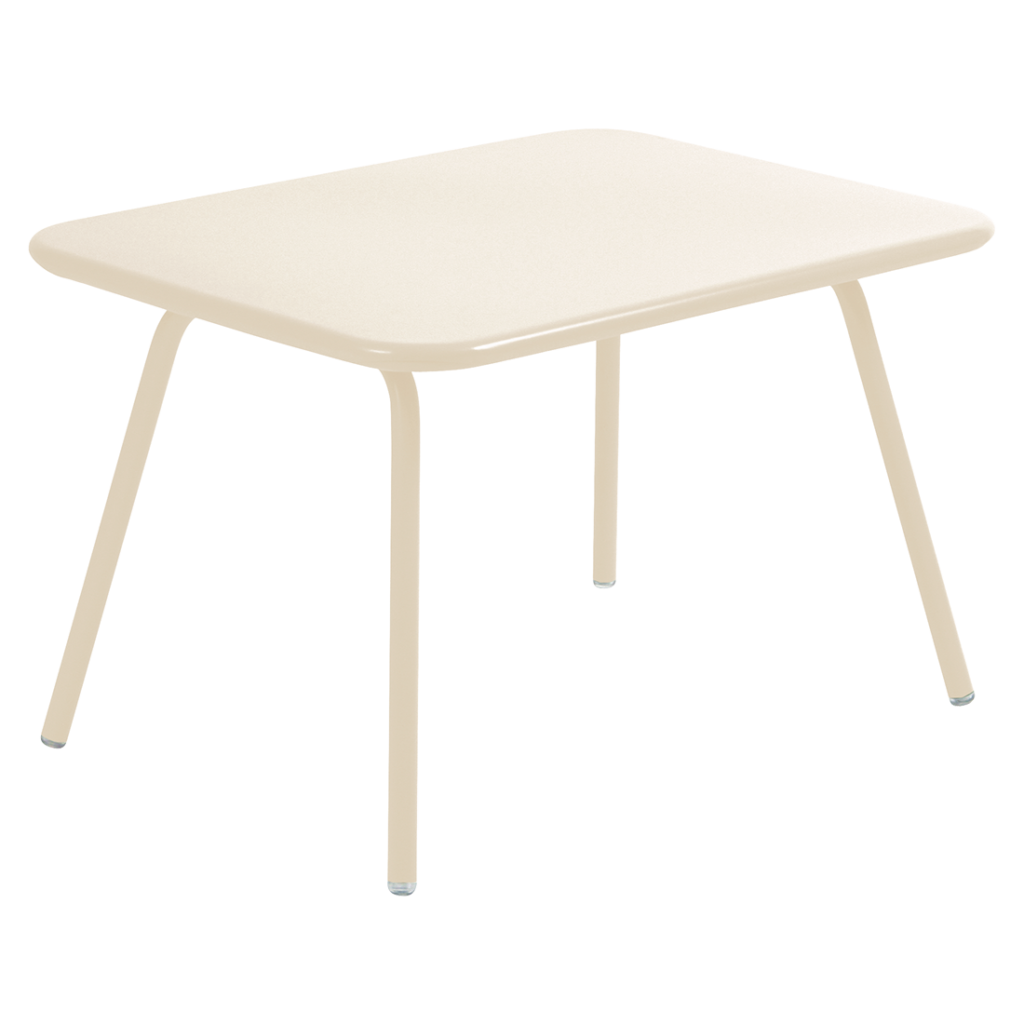 Petite table rectangulaire Beige Latte enfant aux bords arrondis et aux quatre pieds en métal, sur un fond blanc uni.