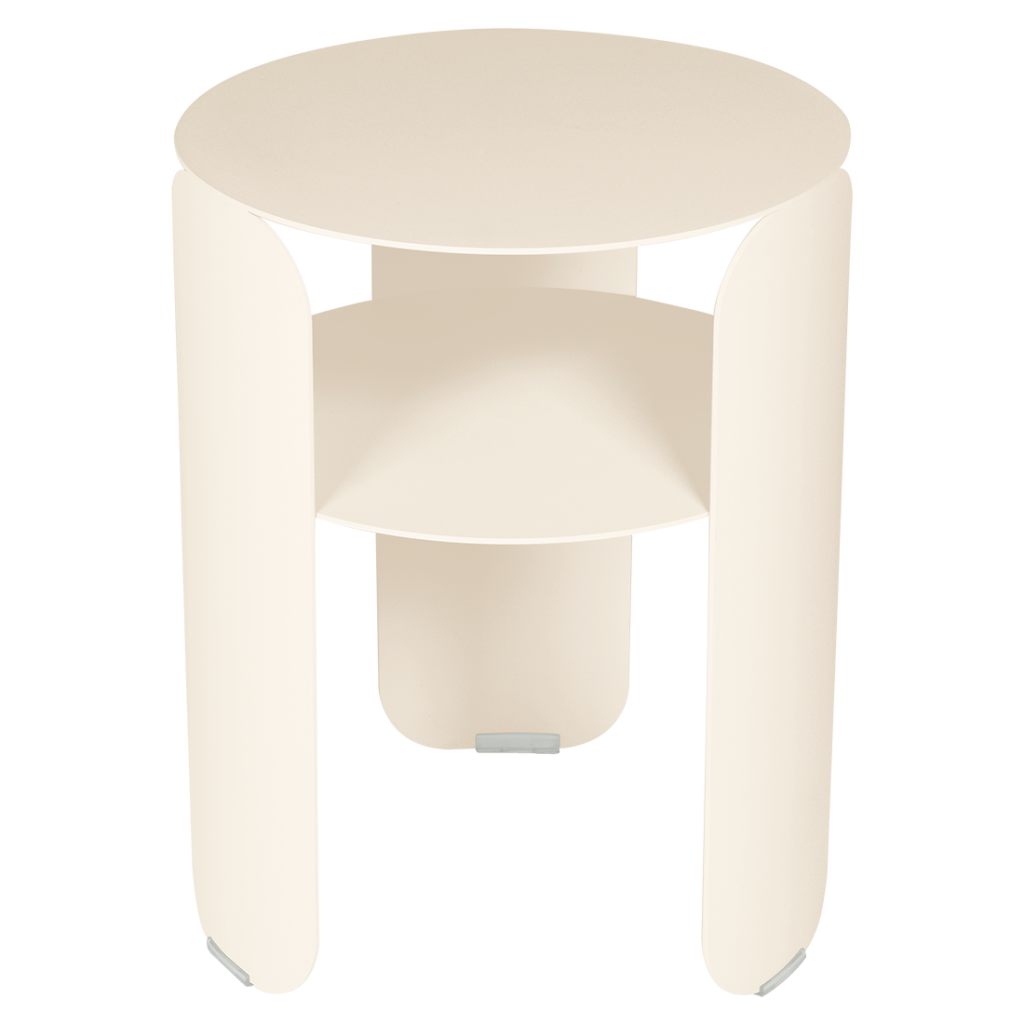 Table d'appoint Bebop, ronde et moderne, en finition Beige Latte, avec trois pieds courbés et une étagère centrale, sur fond blanc.