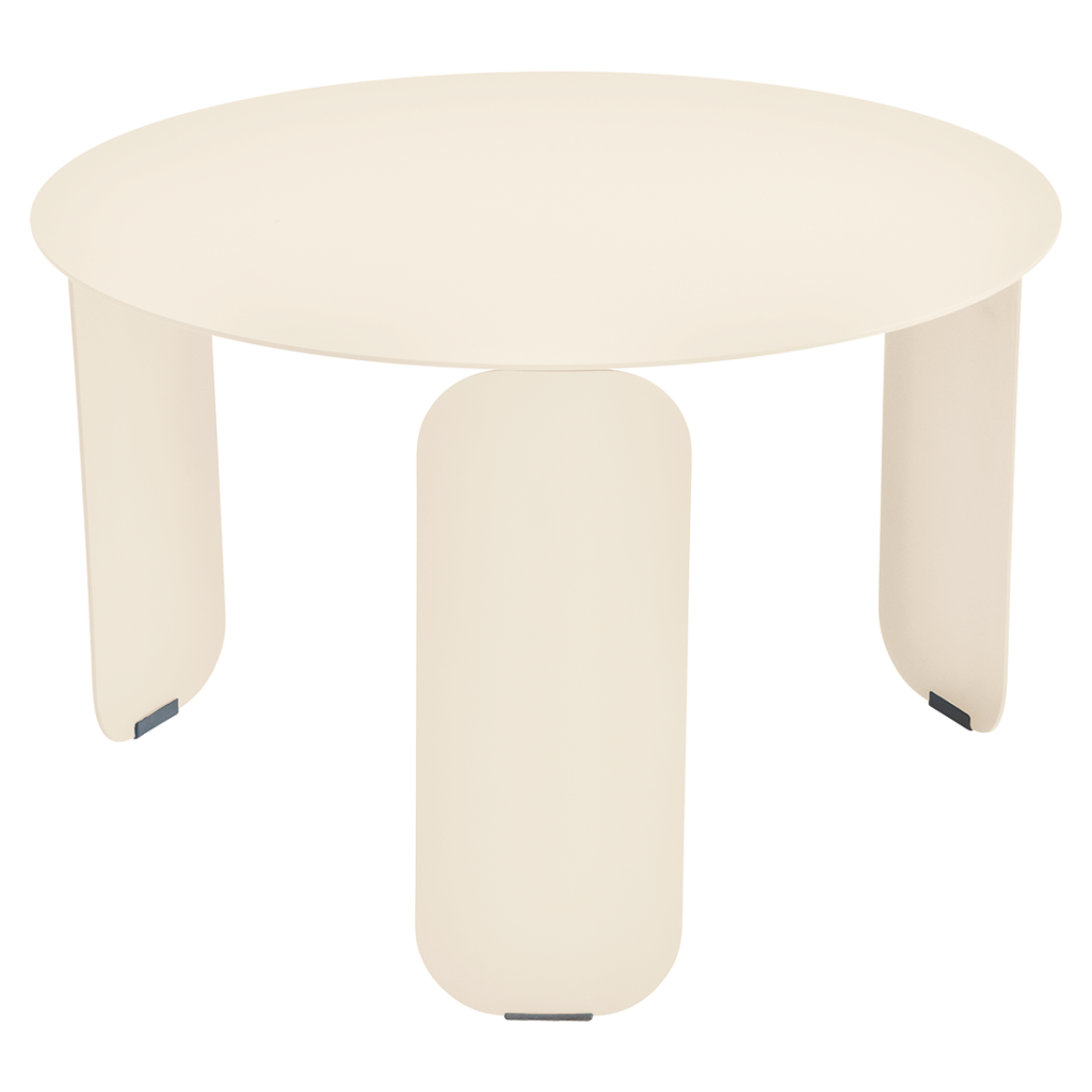Une base de table ronde Beige Latte avec trois pieds épais et arrondis et de petits coussins foncés à la base de chaque pied, sur fond blanc - parfait pour ajouter une touche de style Bebop à n'importe quel espace de vie moderne.