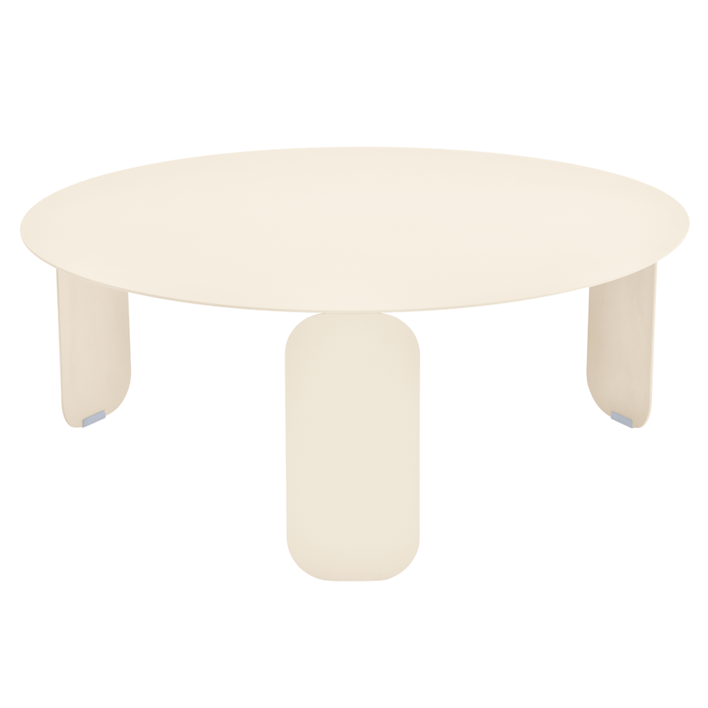 Table basse ronde de couleur crème inspirée du style Bebop, cette table basse beige latte est dotée de trois pieds épais et incurvés et se détache sur un fond blanc.