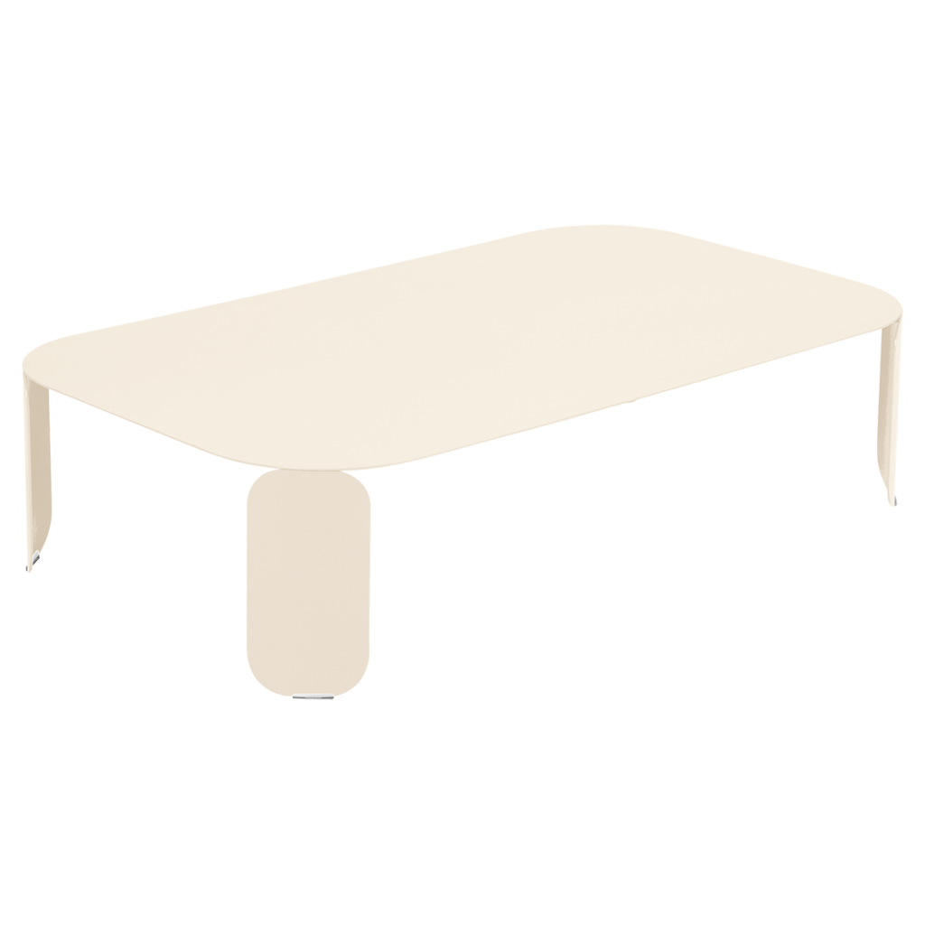 Table basse rectangulaire beige moderne mesurant 120 x 70 cm avec des coins arrondis et trois pieds larges et plats, sur un fond blanc uni.