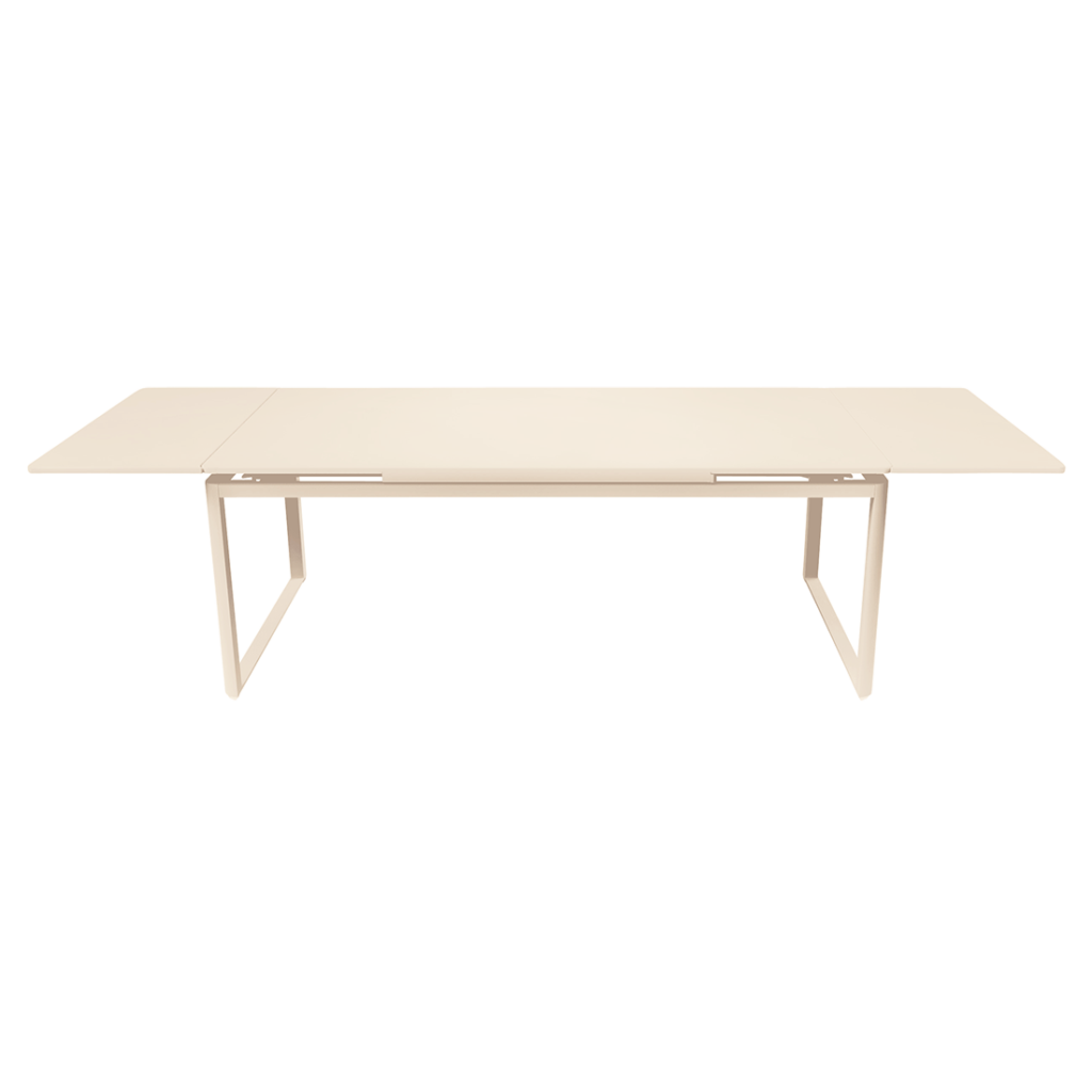 Une table rectangulaire Beige Latte au design minimaliste et aux pieds fins, photographiée sur un fond blanc uni. Cette élégante table extensible allie chaleur subtile et polyvalence pour tout espace moderne.