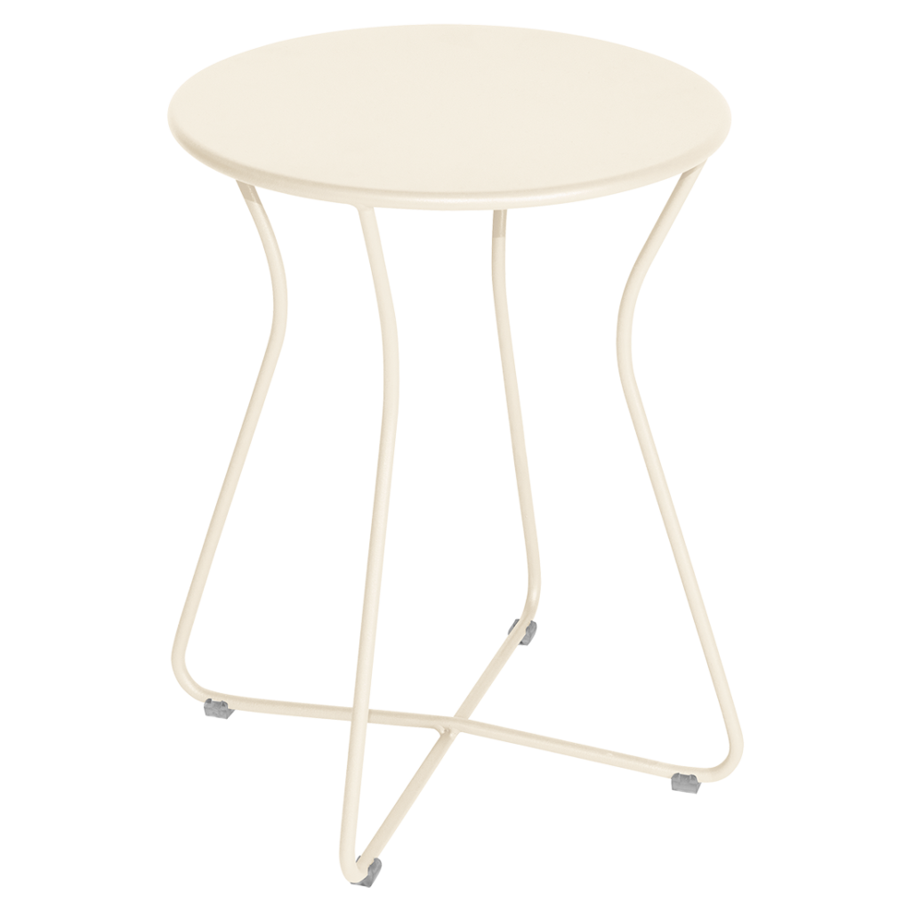 Table d'appoint en métal Tabouret Cocotte, de forme ronde et de couleur beige latté, aux pieds fins et galbés, avec un support en croisillons à la base, sur fond blanc uni.