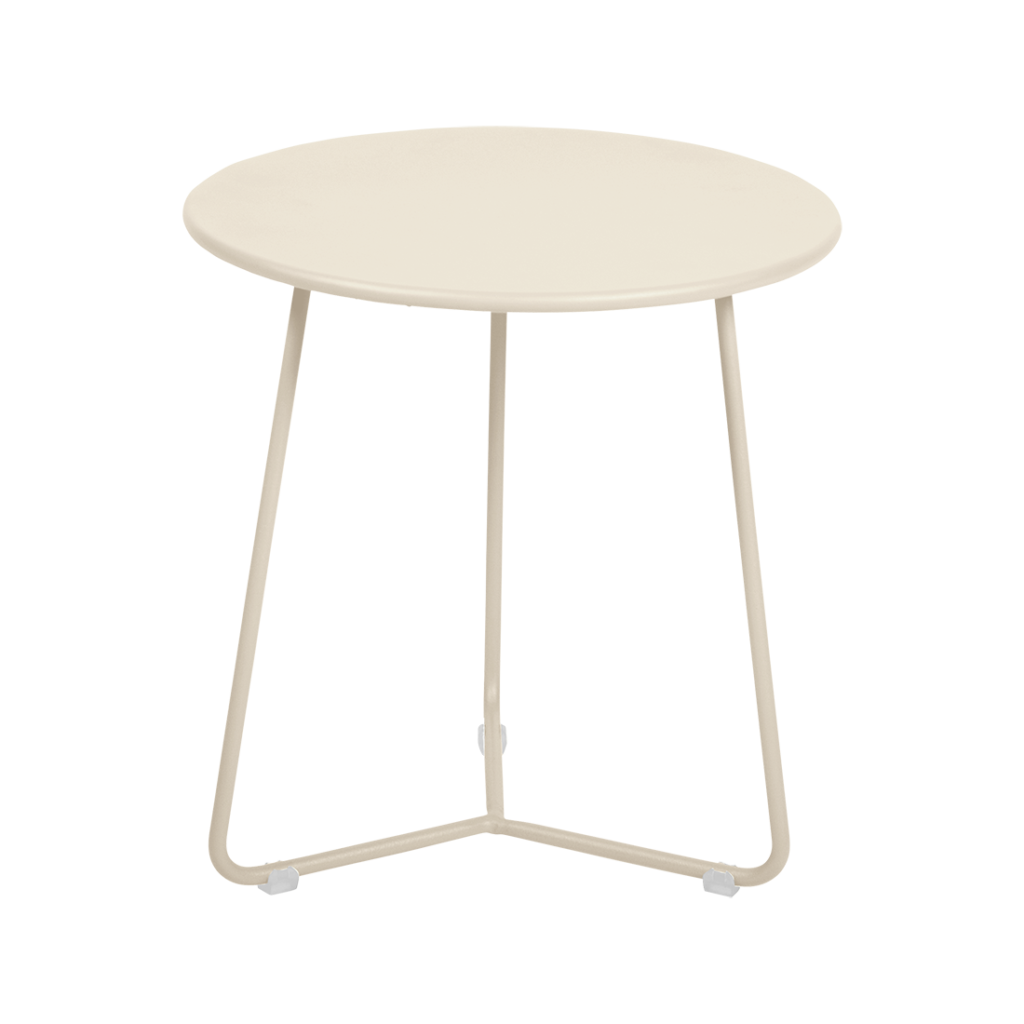 Petite table d'appoint ronde en beige latté avec un plateau lisse et trois pieds métalliques fins disposés en triangle.