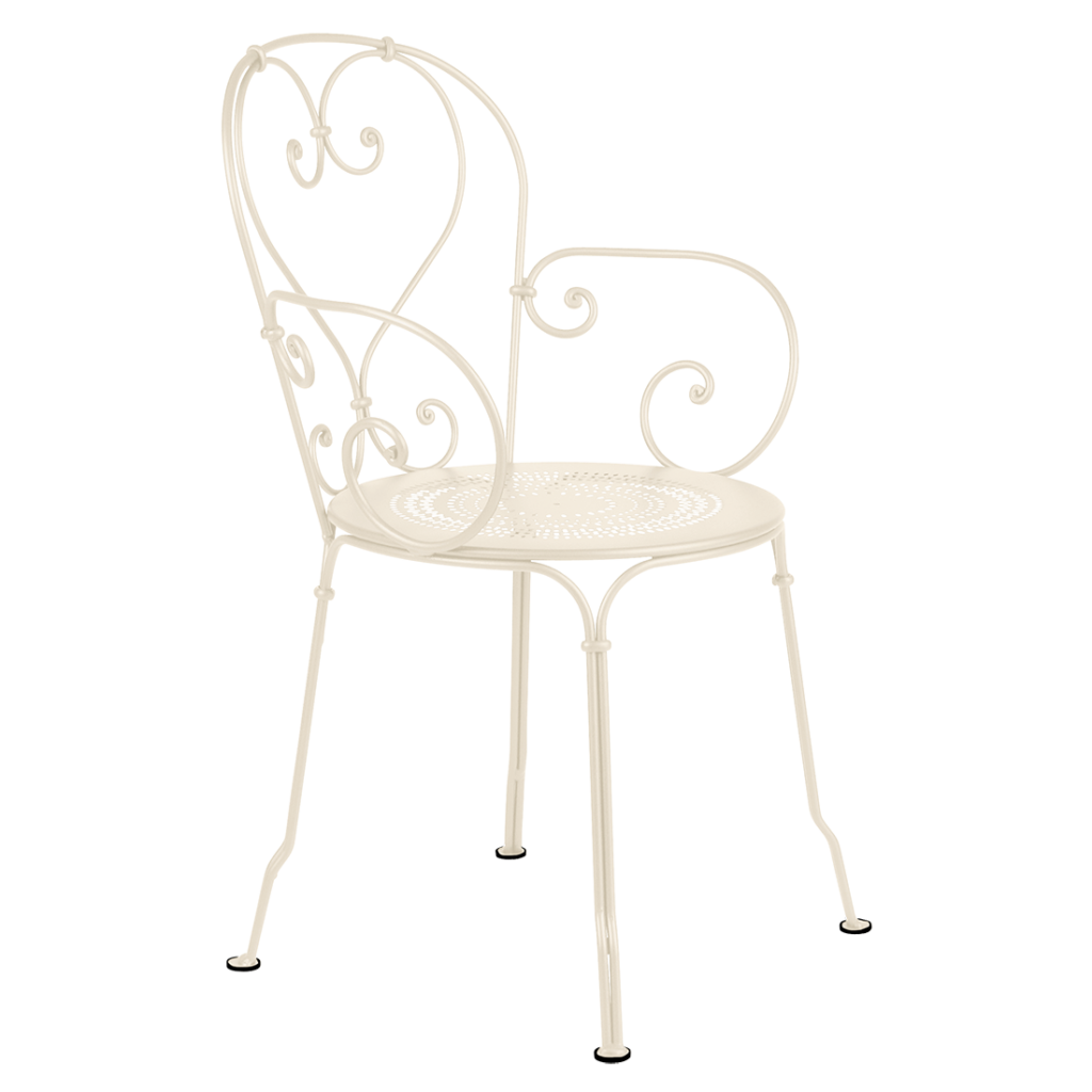 Fauteuil en métal blanc avec des volutes ornementales sur le dossier et les accoudoirs, doté d'une assise ronde perforée et de pieds élancés. Inspiré par le design intemporel du Fauteuil 1900 pour un charme élégant à l'extérieur.