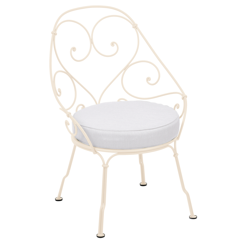 Chaise Fauteuil Cabriolet en métal de couleur crème avec un coussin rond blanc et des volutes ornées sur le dossier et les côtés, rappelant l'élégance d'un fauteuil 1900.