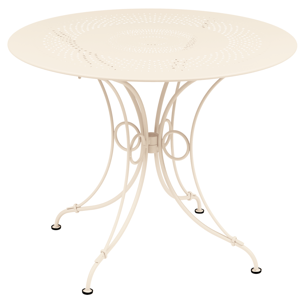 Table ronde en latte beige 1900, diam. 96 cm, avec des motifs décoratifs découpés sur le plateau et des pieds courbés se terminant par de petits pieds noirs.