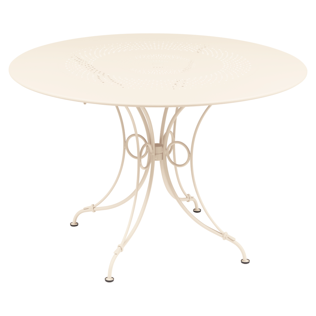 Table ronde Beige Latte 1900 avec un plateau en métal perforé de couleur crème et des pieds incurvés, sur un fond blanc uni.