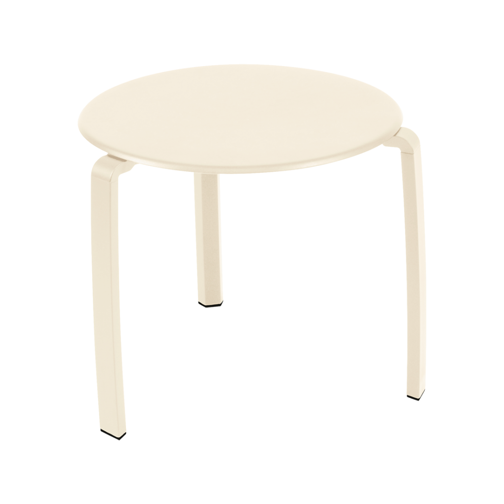 Petite table basse ronde Alize en Beige Latte, avec trois pieds et un design minimaliste, sur un fond blanc uni.
