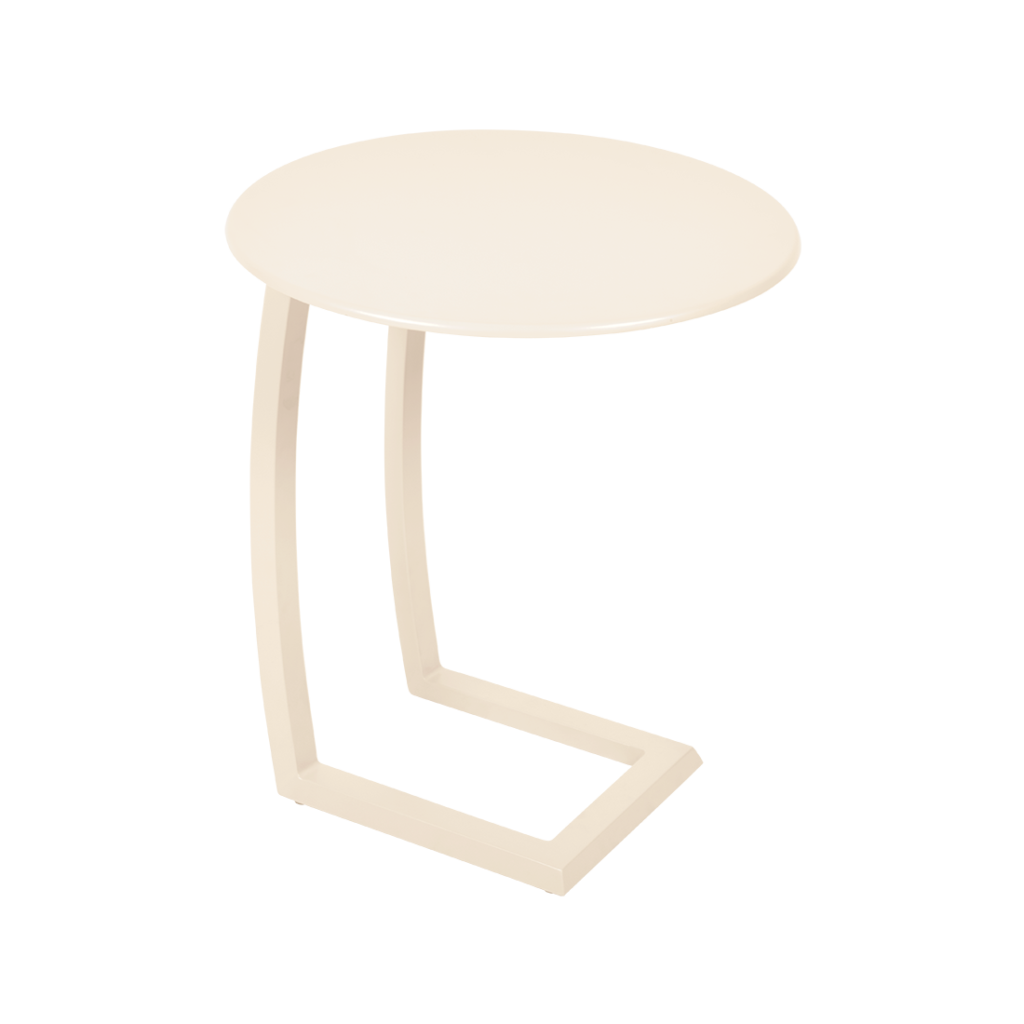 Table basse ronde de couleur crème avec un plateau plat et une structure métallique en forme de C, le design Alizé en beige latte permet un placement facile à côté de vos sièges pour plus de style et de commodité.