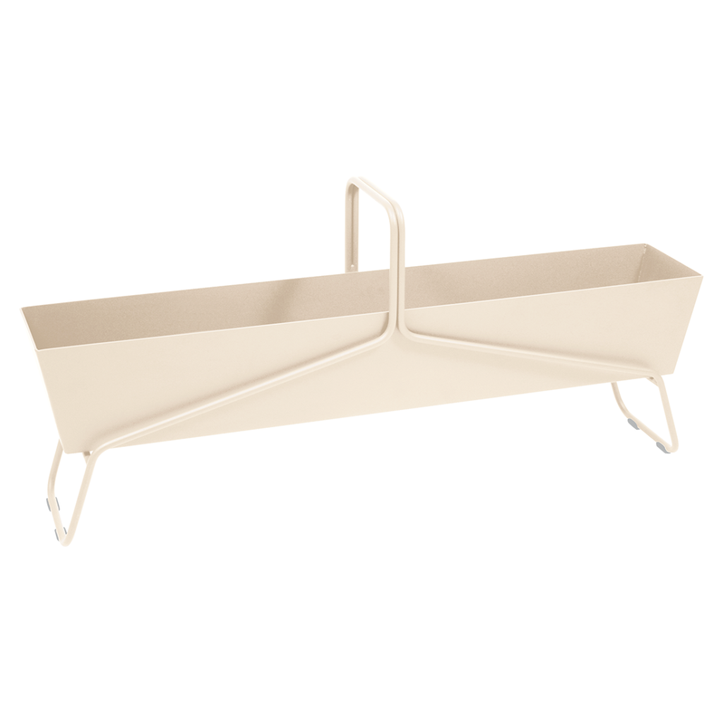 Jardinière longue en métal Beige Latte avec des pieds angulaires et une poignée centrale, conçue pour être placée sur une table ou une balustrade.