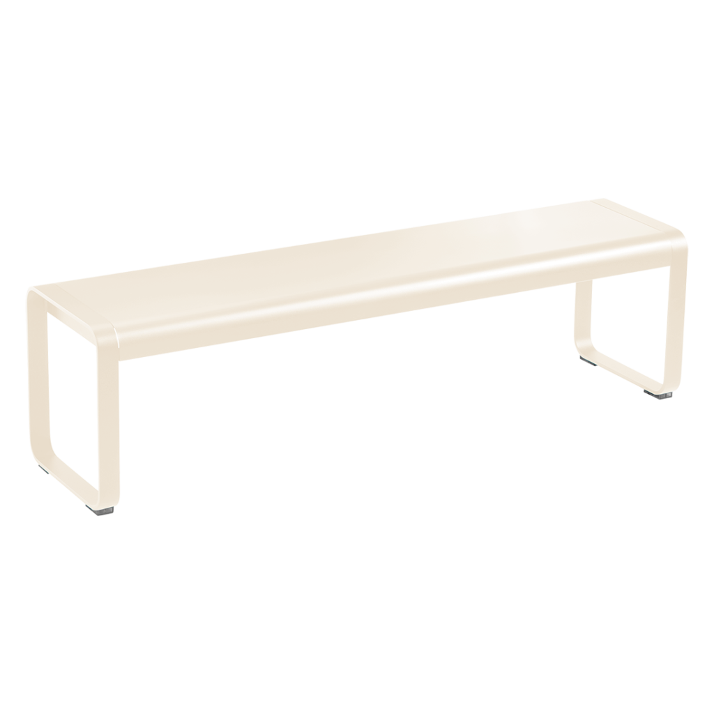 Banquette rectangulaire minimaliste en métal Beige Latte Banc Bellevie avec des pieds rectangulaires ouverts à chaque extrémité, vue sur un fond blanc uni.