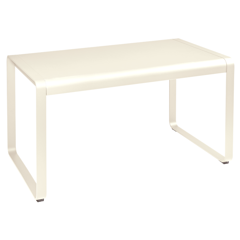 Table rectangulaire Bellevie en Beige Latte, 140 x 80 cm, avec des bords arrondis et deux pieds plats à chaque extrémité, sur un fond blanc uni.