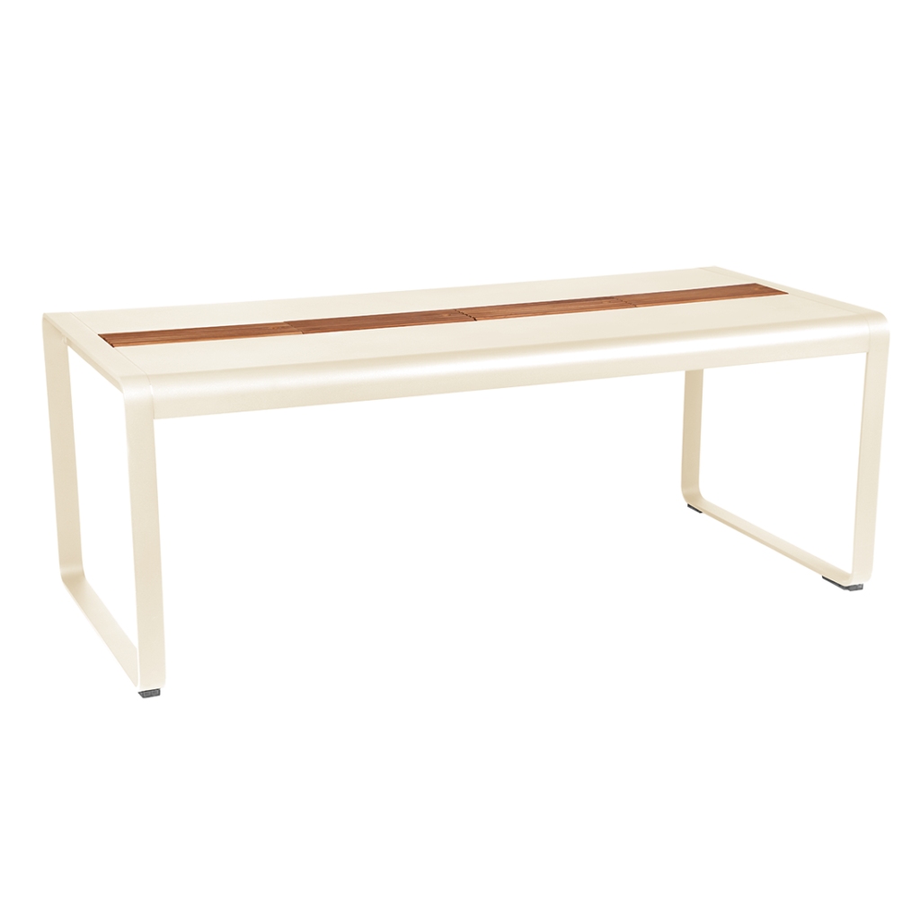 Une Table Bellevie rectangulaire en Beige Latte, dotée d'un cadre en métal de couleur crème et d'une bande de bois plate traversant le centre dans le sens de la longueur, est présentée sur un fond blanc uni.