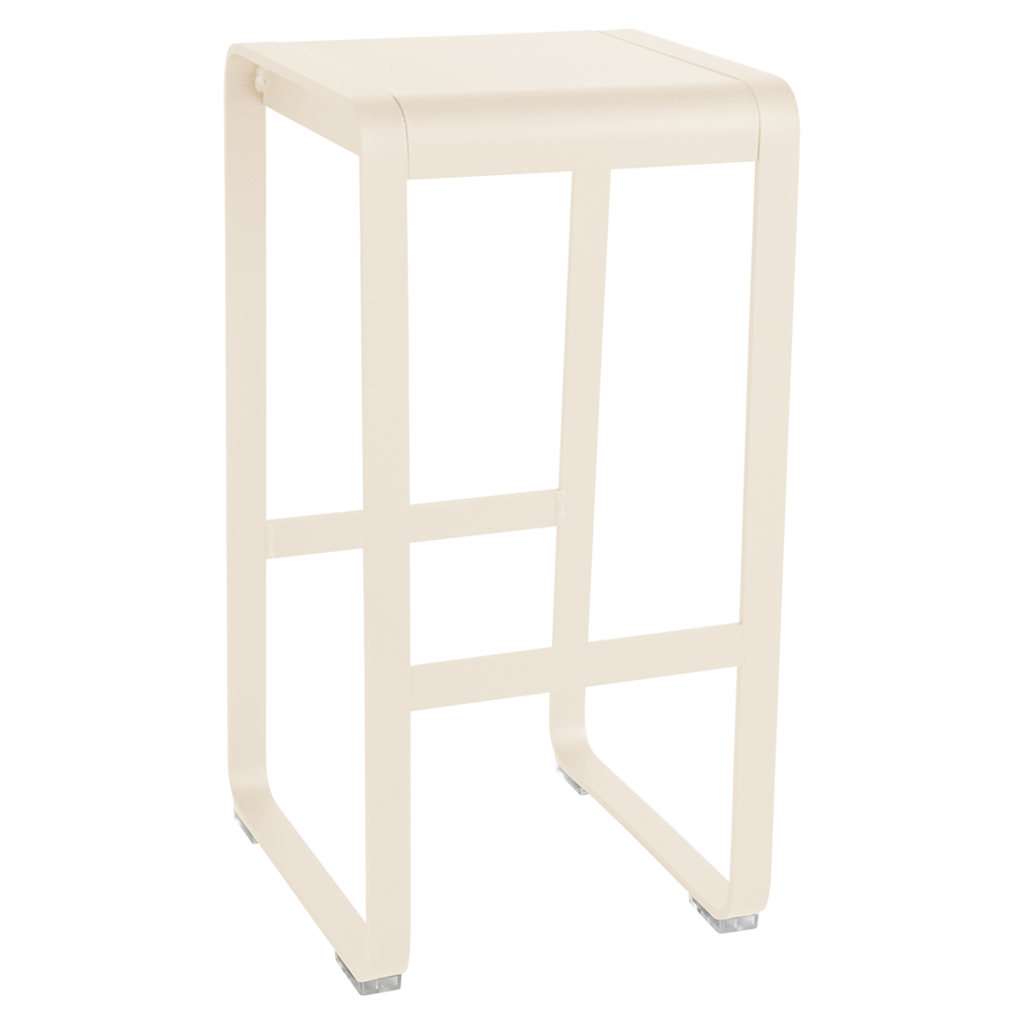 Tabouret de bar Bellevie en Beige Latte avec une assise carrée, quatre pieds droits et un repose-pieds, photographié sur fond blanc.