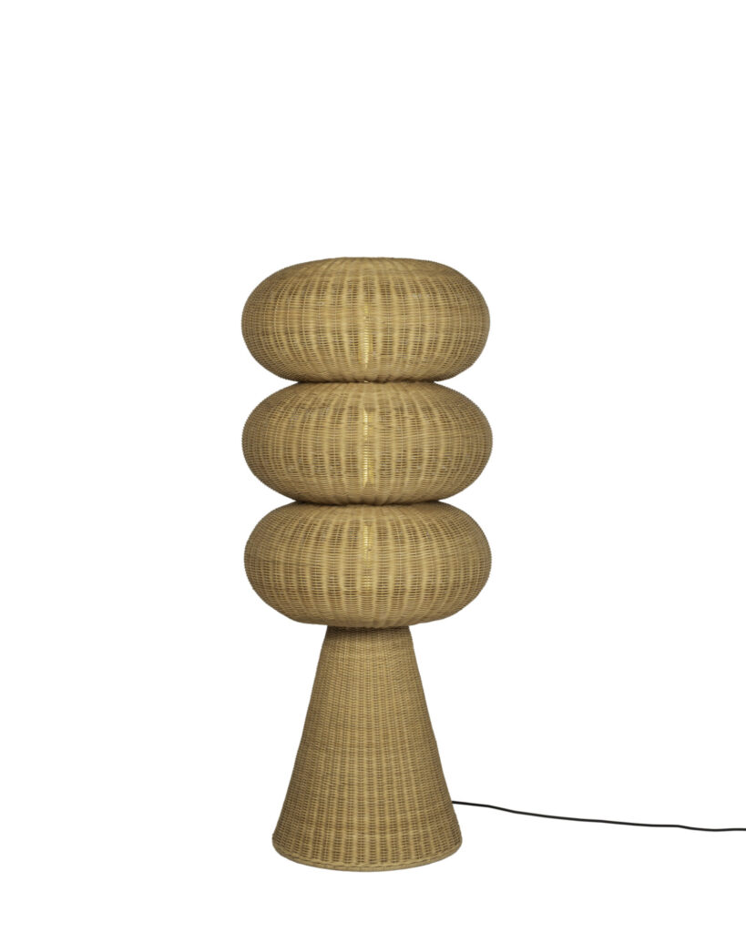 Petit lampadaire Bill comprenant trois abat-jours sphériques en rotin empilés sur une base conique en rotin, sur fond blanc, avec un cordon d'alimentation visible.
