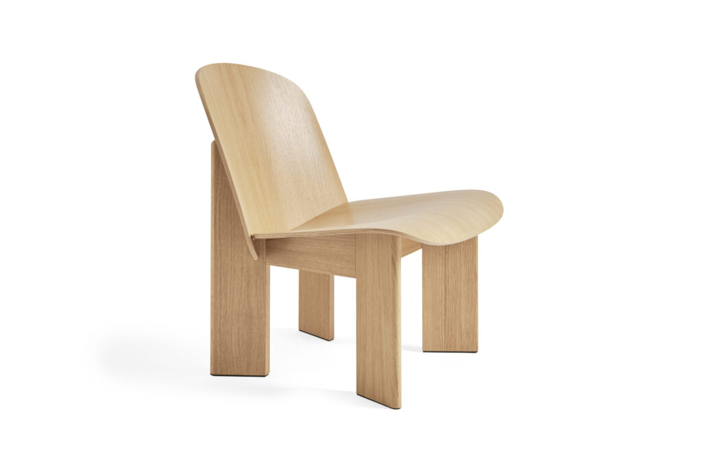 Chaise moderne en bois de chêne à l'assise et au dossier incurvés, au design minimaliste et aux pieds rectangulaires, façonnés avec art comme au burin.