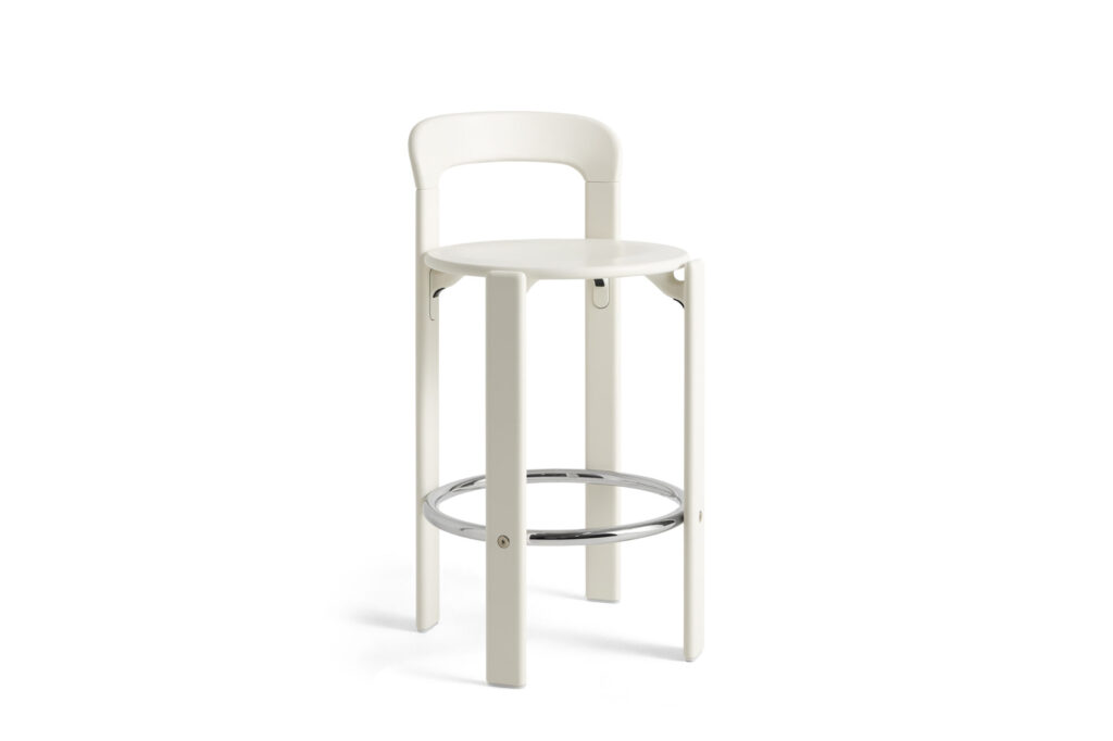 Tabouret haut blanc crème inspiré du design Rey, doté d'un dossier arrondi, de quatre pieds droits et d'un repose-pieds circulaire en métal.