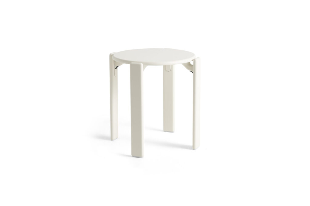 Tabouret rond blanc crème inspiré du Tabouret Rey, doté de quatre pieds droits et photographié sur fond blanc.