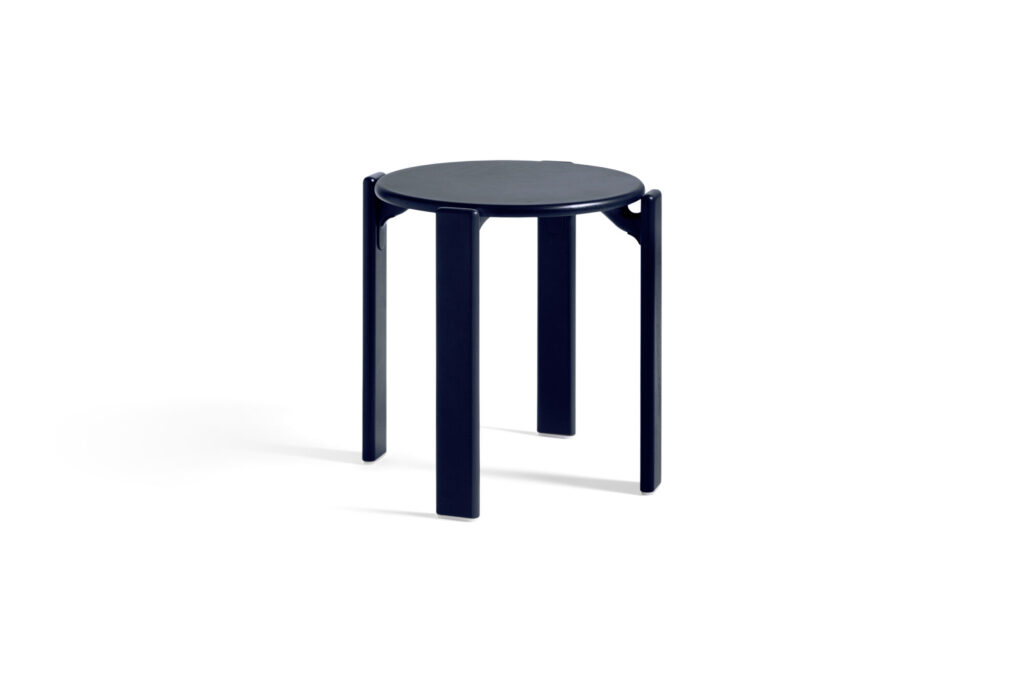 Tabouret simple et moderne de couleur rouge raisin, avec une assise ronde et quatre pieds droits, sur un fond blanc uni.