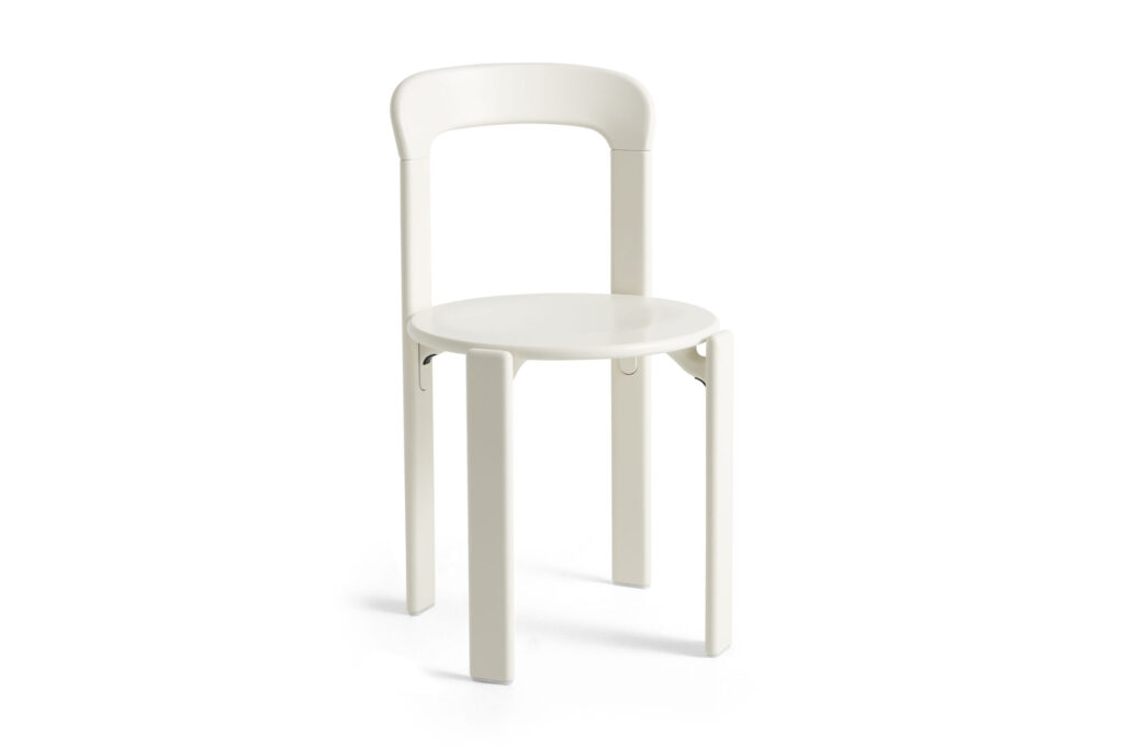 Chaise moderne de couleur blanc crème avec un dossier arrondi et quatre pieds droits, inspirée de l'emblématique Chaise Rey et conçue avec une esthétique minimaliste et épurée.